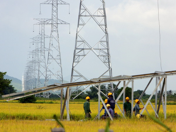 Hàng loạt các công trình lưới điện 220kV và 500kV ở phía Nam đang được thi công. (Ảnh: Ngọc Hà/TTXVN) Ngành điện: 2014, dồn vốn đầu tư các dự án truyền tải ảnh 1