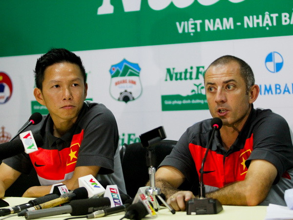 Ông Guillaume Graechen xin lỗi người hâm mộ. (Ảnh: Minh Chiến/Vietnam+) HLV Nhật Bản: U19 Việt Nam đá đơn điệu và dễ bắt bài ảnh 2