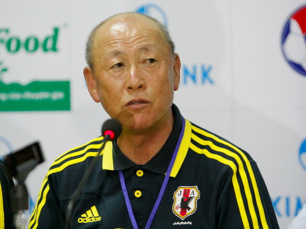 HLV U19 Nhật Bản Masakazu Suzuki. (Ảnh: Minh Chiến/Vietnam+) HLV Nhật Bản: U19 Việt Nam đá đơn điệu và dễ bắt bài ảnh 1