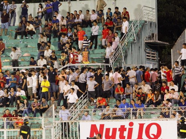 Hàng nghìn CĐV bỏ về khi trận đấu vẫn còn 15 phút ảnh 1