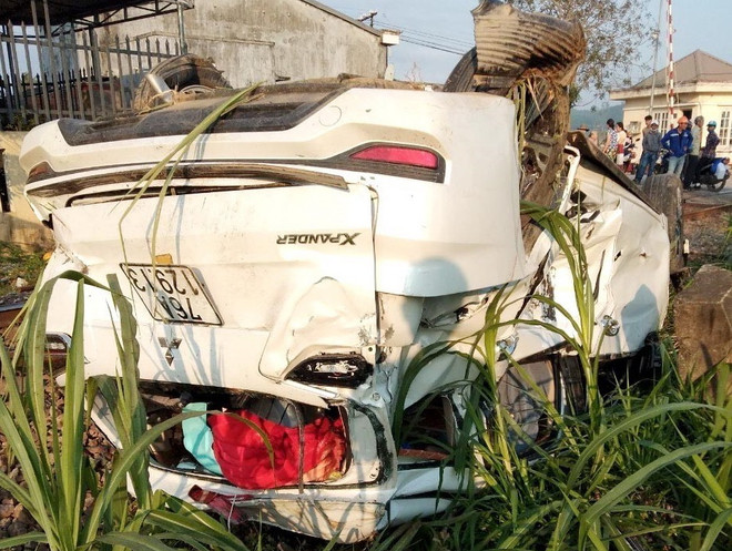 Quảng Ngãi: Tàu hỏa húc văng ôtô 7 chỗ, 3 người thương vong ảnh 1