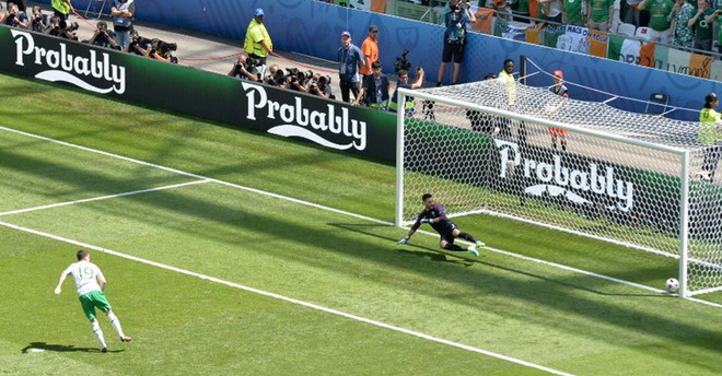 Brady sớm đưa Ireland dẫn trước Pháp. (Nguồn: Getty Images) Cận cảnh bàn thắng sốc của Ireland vào lưới chủ nhà Pháp ảnh 1