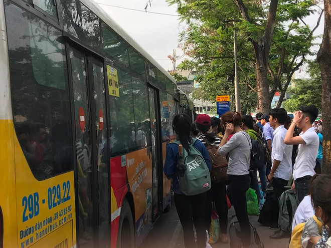 Xe khách “nhồi nhét, chặt chém”, cửa ô ùn tắc ngày cuối nghỉ lễ ảnh 3