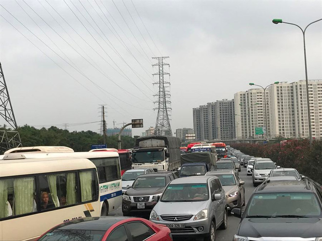 Xe khách “nhồi nhét, chặt chém”, cửa ô ùn tắc ngày cuối nghỉ lễ ảnh 1