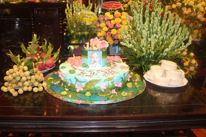 Dâng hương tưởng niệm Chủ tịch Hồ Chí Minh tại Di tích Kim Liên ảnh 1