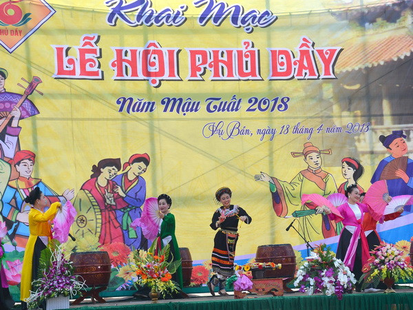 Tiết mục văn nghệ trong Lễ khai mạc. (Ảnh: Công Luật/TTXVN) Lễ hội Phủ Dầy năm 2018: Bảo tồn phát huy giá trị tín ngưỡng thờ Mẫu ảnh 1