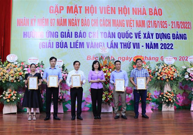 Ban tổ chức trao giải A cho các tác giả tại Giải Báo chí Ngô Gia Tự năm 2021. (Ảnh: Thái Hùng/TTXVN) Các địa phương trao giải thưởng nhân ngày báo chí cách mạng ảnh 4