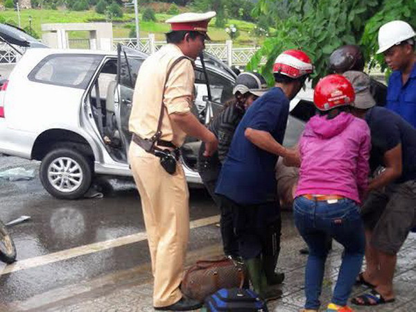 Hai xe ôtô đấu đầu trên quốc lộ 20 khiến 9 người bị thương ảnh 1