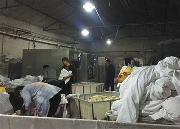 Hãi hùng công nghệ làm sạch khăn tắm trong các khách sạn ảnh 1