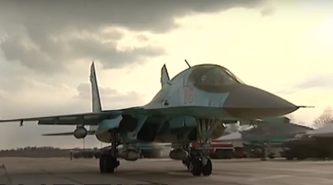 Nga dùng máy bay chiến đấu Su-34 phá băng để ngăn lũ lụt ảnh 1