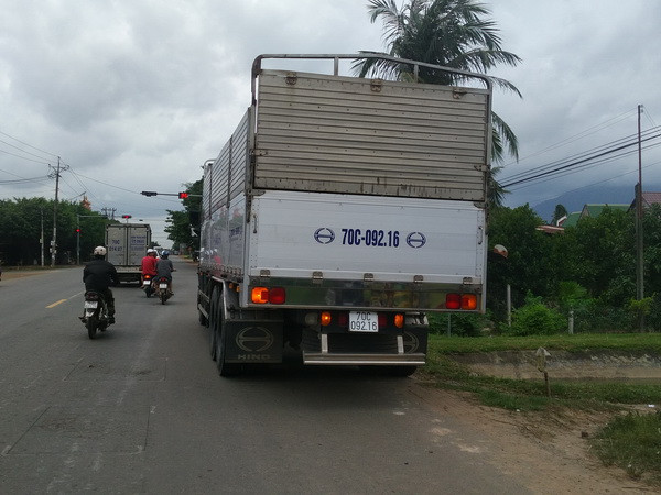 Người dân truy đuổi chiếc xe tải đâm chết 1 em nhỏ rồi bỏ trốn ảnh 1