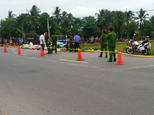 Người dân truy đuổi chiếc xe tải đâm chết 1 em nhỏ rồi bỏ trốn ảnh 2