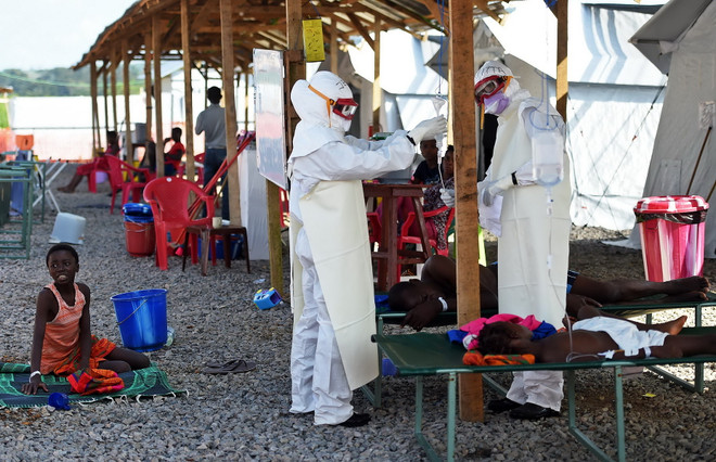 Nhân viên y tế Sierra Leone chăm sóc bệnh nhân nhiễm Ebola tại trung tâm Kenama ngày 15/11/2014. (Nguồn: AFP/TTXVN) Tổ chức Y tế Thế giới tuyên bố Sierra Leone đã hết dịch Ebola ảnh 1