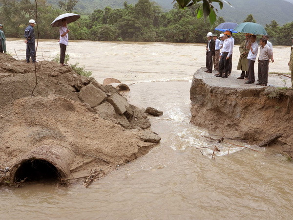 Tìm thấy thi thể phó chủ tịch xã bị lũ cuốn cả người và xe ở Bình Định ảnh 1
