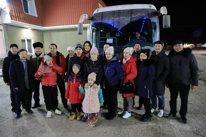 Đoàn công tác Đại sứ quán Việt Nam tại Nga và Hội người Việt Nam tại thành phố Krasnodar phối hợp đón 14 công dân Việt Nam sơ tán từ vùng chiến sự ở Ukraine về tỉnh Krasnodar của Liên bang Nga. (Ảnh: Trần Hiếu/TTXVN) ĐSQ Việt Nam tại Nga tiếp tục phối hợp đón đồng bào sơ tán từ Ukraine ảnh 1