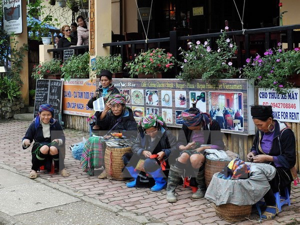 Sa Pa: Người dân ngỡ ngàng với trời rét lạnh trong tiết lập thu ảnh 1