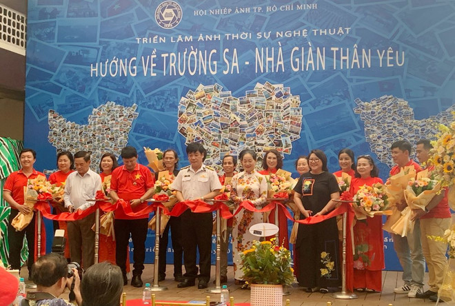 Các đại biểu thực hiện nghi thức cắt băng khai mạc Triển lãm. (Ảnh: Thu Hương/TTXVN) ttxvn_trien_lam_anh_huong_ve_truong_sa__-__nha_gian_than_yeu_2.jpg
