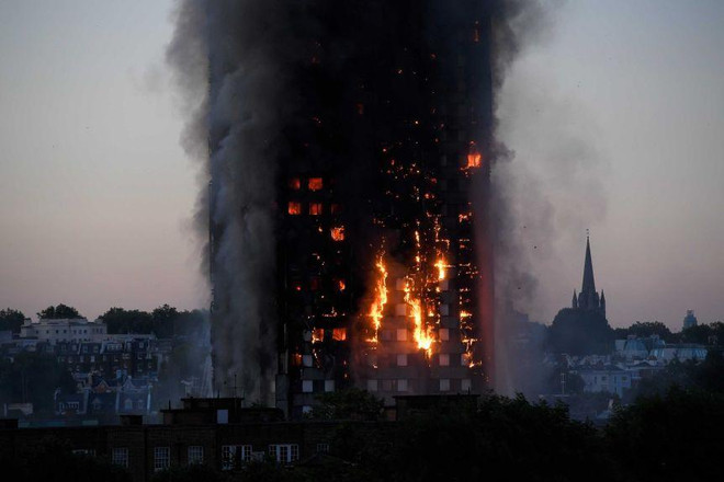 Hiện trường vụ cháy chung cư Grenfell. (Nguồn: abc.net.au) Nạn nhân vụ cháy chung cư Grenfell ở Anh kiện 3 công ty Mỹ ảnh 1