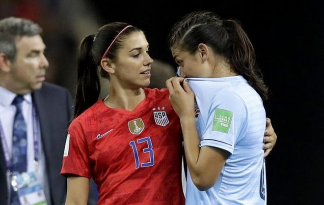 Alex Morgan an ủi cầu thủ Thái Lan sau trận đấu. (Nguồn: AP) Đội tuyển Thái Lan nhận thất bại đậm nhất lịch sử World Cup nữ ảnh 1