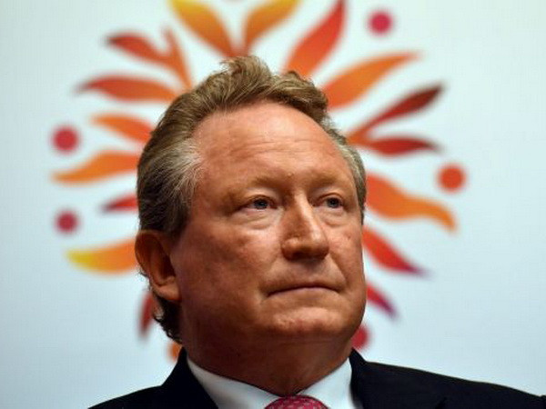 Tỷ phú Australia phát động chiến dịch nâng độ tuổi hút thuốc lá ảnh 1