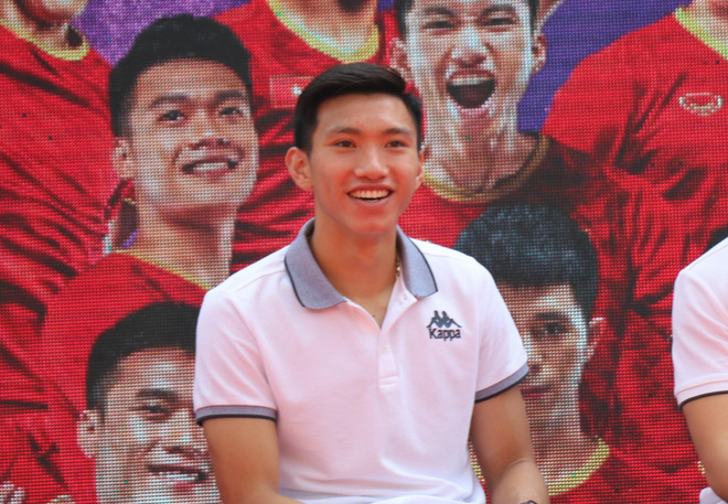 Chủ tịch Hà Nội FC bác tin có doanh nghiệp trả lương cho Văn Hậu ảnh 1