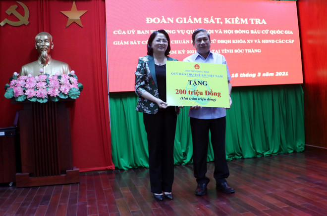 Phó Chủ tịch nước tặng 200 triệu cho quỹ bảo trợ trẻ em khó khăn tỉnh Sóc Trăng. (Ảnh: Trung Hiếu/TTXVN) Phó Chủ tịch nước kiểm tra, giám sát công tác bầu cử tại Sóc Trăng ảnh 1