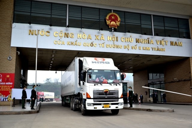 Xe hàng thông quan qua Cửa khẩu Quốc tế đường bộ số II Kim Thành- Lào Cai. (Ảnh: TTXVN phát) Thủ tướng chỉ thị thu hút nguồn lực xã hội phát triển vùng biên giới ảnh 2