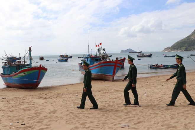Các chiến sỹ Đồn Biên phòng Cửa khẩu Cảng Vũng Rô tuần tra tuyến biên giới biển. (Ảnh: Phạm Cường/TTXVN) Thủ tướng chỉ thị thu hút nguồn lực xã hội phát triển vùng biên giới ảnh 3