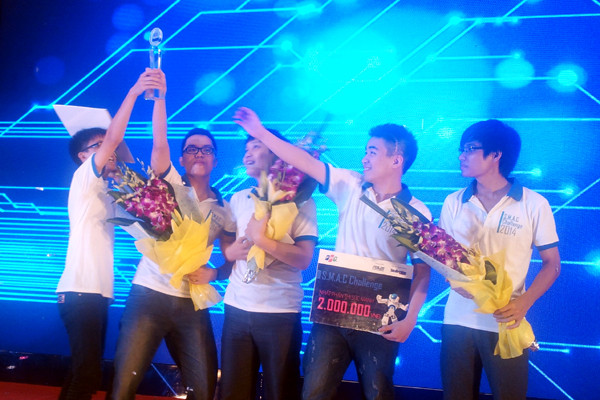 Sinh viên FPT vô địch thi ứng dụng di động điều khiển robot ảnh 1