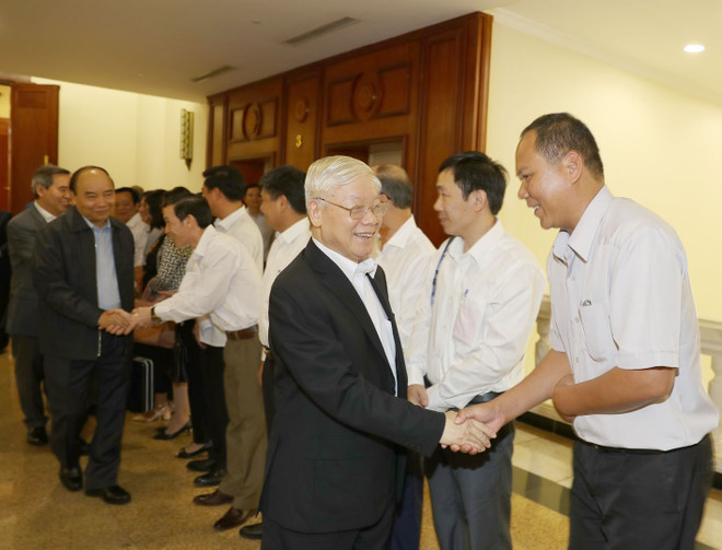 Tổng Bí thư, Chủ tịch nước Nguyễn Phú Trọng, Thủ tướng Nguyễn Xuân Phúc với các đồng chí Ban Thường vụ Tỉnh ủy Đắk Lắk. (Ảnh: Trí Dũng/TTXVN) Bộ Chính trị ghi nhận thành tựu của Thừa Thiên-Huế và Buôn Ma Thuột ảnh 1