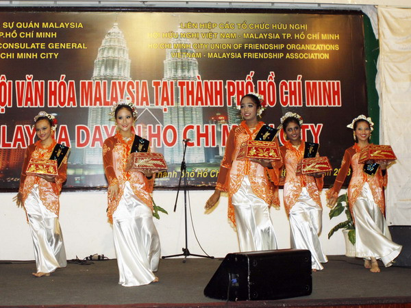 Các em học sinh Malaysia biểu diễn văn nghệ chào mừng “ Ngày hội Văn hóa Malaysia tại thành phố Hồ Chí Minh.” Ảnh minh họa. (Nguồn: TTXVN) Ấn tượng Đêm Gala nghệ thuật "Văn hóa Malaysia và Việt Nam" ảnh 1