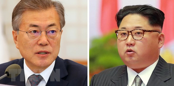 Tổng thống Hàn Quốc Moon Jae-in (ảnh trái) và nhà lãnh đạo Triều Tiên Kim Jong-un (ảnh, phải). (Nguồn: EPA-EFE/TTXVN) Thành phần quan chức Triều Tiên dự hội nghị thượng đỉnh liên Triều ảnh 1
