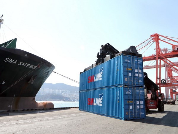 Một cảng hàng hóa ở Busan, Hàn Quốc. (Nguồn: EPA/TTXVN) Kinh tế Hàn Quốc phục hồi nhờ gia tăng đầu tư và xuất khẩu ảnh 1