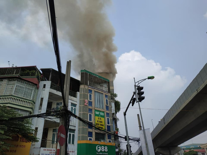 Hà Nội: Đang cháy quán karaoke trên phố Hào Nam ảnh 2