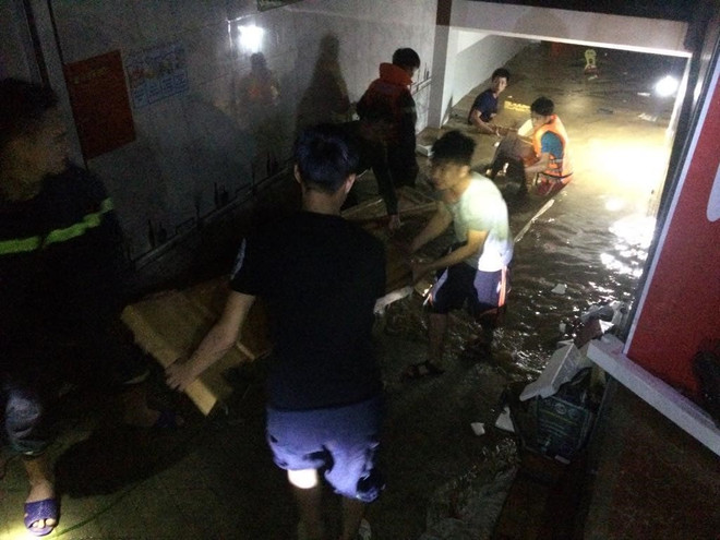 Trắng đêm di dời dân ra khỏi vùng ngập lụt nặng tại Nghệ An ảnh 4