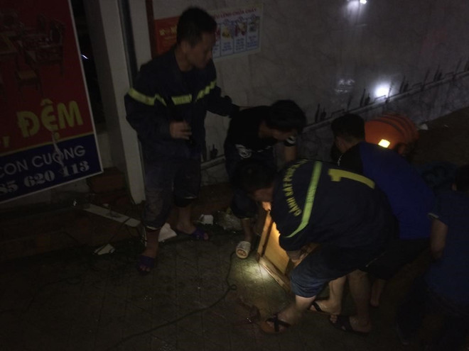 Trắng đêm di dời dân ra khỏi vùng ngập lụt nặng tại Nghệ An ảnh 1