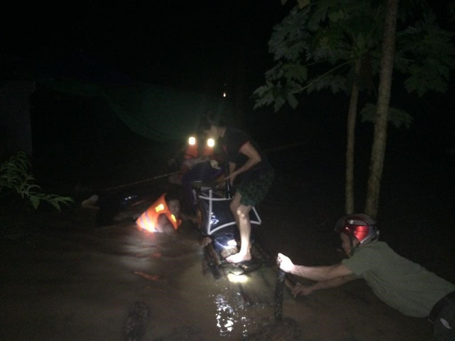 Trắng đêm di dời dân ra khỏi vùng ngập lụt nặng tại Nghệ An ảnh 3