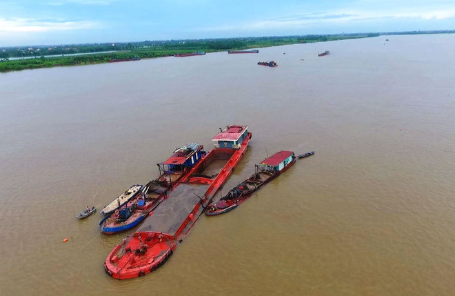 Sau chỉ đạo của Phó Thủ tướng, nạn trộm cát trên sông Hồng vẫn ‘nóng' ảnh 2