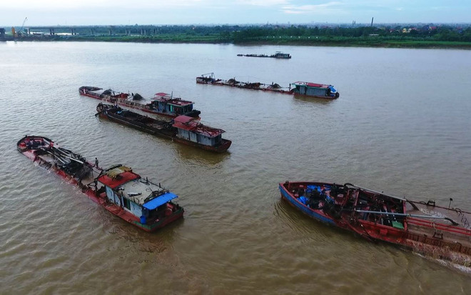 Sau chỉ đạo của Phó Thủ tướng, nạn trộm cát trên sông Hồng vẫn ‘nóng' ảnh 1