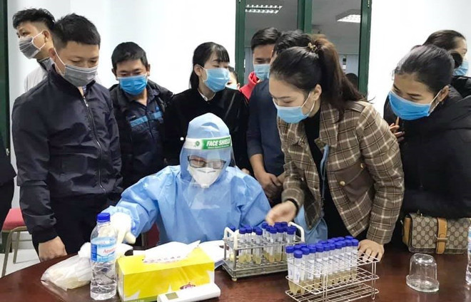 Toàn bộ 173 mẫu xét nghiệm của cán bộ, nhân viên Cảng hàng không Đồng Hới đều âm tính lần 1 với virus SARS-CoV-2. (Ảnh: TTXVN phát) Các trường hợp F1 tại Quảng Bình của BN2027 âm tính với SARS-CoV-2 ảnh 1