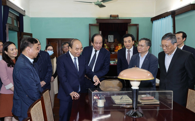 Thủ tướng Nguyễn Xuân Phúc tham quan nơi làm việc của Chủ tịch Hồ Chí Minh trong Nhà 67. (Ảnh: Thống Nhất/TTXVN) Thủ tướng Nguyễn Xuân Phúc dâng hương tưởng nhớ Bác Hồ tại Nhà 67 ảnh 2