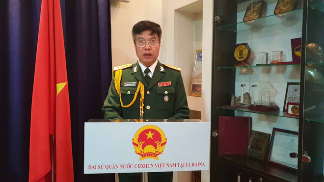Tùy viên Quốc phòng Việt Nam tại Ukraine, Đại tá Nguyễn Quang Chiến phát biểu tại Lễ kỷ niệm. (Nguồn: baoquocte.vn) Kỷ niệm 77 năm Ngày thành lập Quân đội Nhân dân Việt Nam tại Ukraine ảnh 1