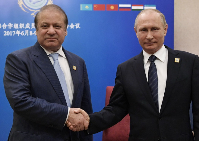 Tổng thống Nga Putin (phải) và Thủ tướng Pakistan Nawaz Sharif trong cuộc gặp tại Astana. (Nguồn: EPA/TTXVN) Tổng thống Nga Putin coi trọng quan hệ hợp tác với Pakistan ảnh 1