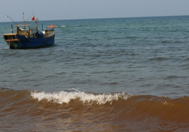 Nam sinh lớp 8 bị sóng cuốn trôi khi tắm biển cùng gia đình ảnh 1