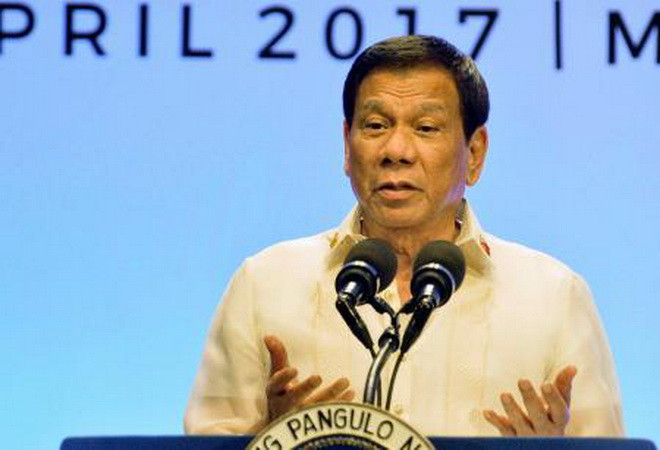 Tổng thống Philippines Rodrigo Duterte tại cuộc họp báo ở Manila ngày 29/4. (Nguồn: Kyodo/TTXVN) Tổng thống Philippines Rodrigo Duterte thăm tàu chiến Trung Quốc ảnh 1