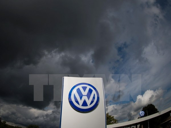 Logo của hãng Volkswagen tại một nhà máy ở Wolfsburg, Đức. (Nguồn: EPA/TTXVN) Volkswagen đồng ý đền bù thiệt hại cho hàng nghìn chủ xe ảnh 1