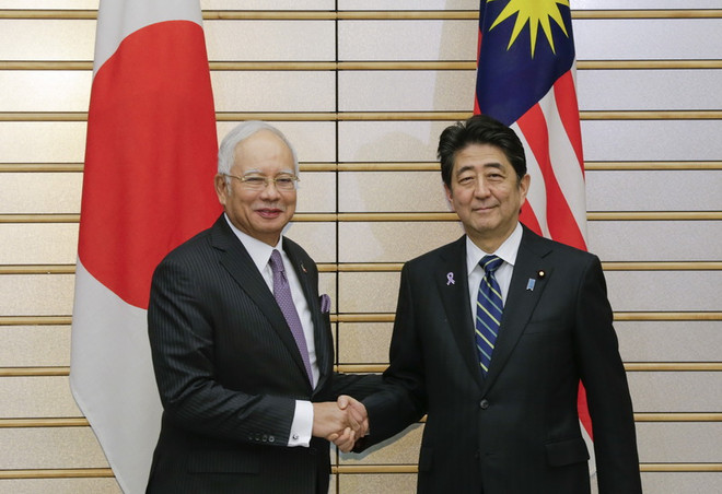 Thủ tướng Nhật Bản Shinzo Abe (phải) và Thủ tướng Malaysia Najib Razak. (Nguồn: THX/TTXVN) Nhật Bản, Malaysia khẳng định lập trường chung về Biển Đông ảnh 1