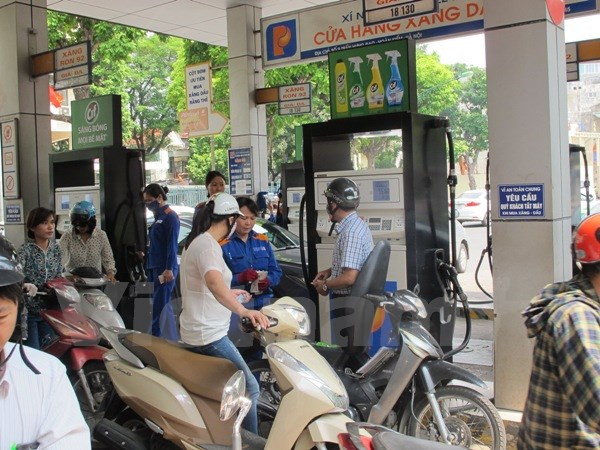 Khách hàng đang mua xăng tại hệ thống cửa hàng trực thuộc Petrolimex. (Ảnh: Đức Duy/Vietnam+) Petrolimex sẽ nhập thêm 2,2 triệu m3, tấn xăng dầu phục vụ Tết ảnh 1