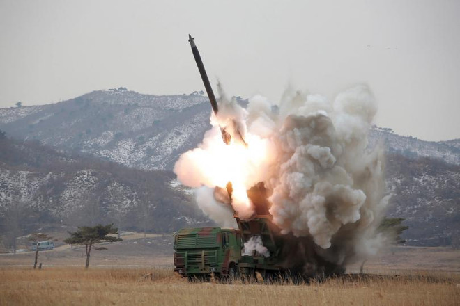 Ảnh minh họa. (Nguồn: Reuters) Hàn Quốc sẽ phát triển tên lửa để đối phó với pháo binh Triều Tiên ảnh 1