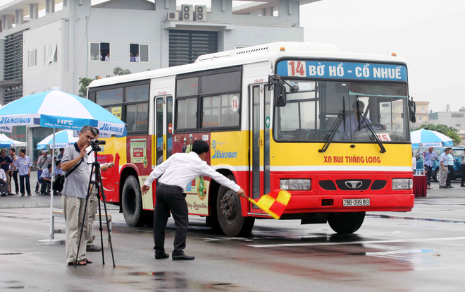 Hà Nội: Tài xế xe buýt trình diễn kỹ năng "tay lái lụa" ảnh 2